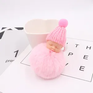 Detail der süßen schlafenden Babypuppe Plüsch Bommel Schlüsselanhänger, rosa Tasche.