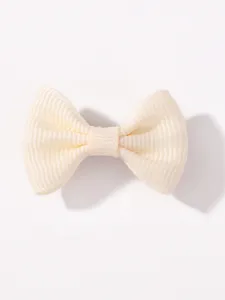 Detalle pinza pelo lazo cinta acanalada crema, estilo dulce bonito accesorio para niños.