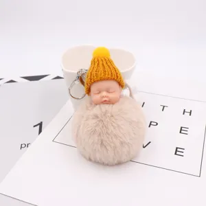 Nahaufnahme des niedlichen schlafenden Puppen-Schlüsselanhängers mit flauschigem Plüsch-Pompon.