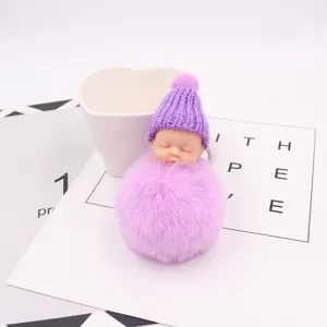 Süßer schlafender Baby Puppe Pompom Schlüsselanhänger Plüschtasche Anhänger mit lila Mütze.