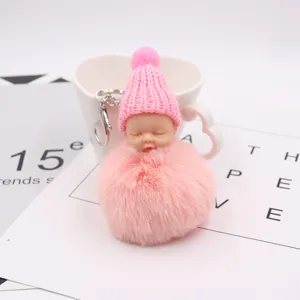 Süßer schlafender Baby-Püppchen-Schlüsselanhänger, flauschiger rosa Bommel-Taschenanhänger und Autodeko.