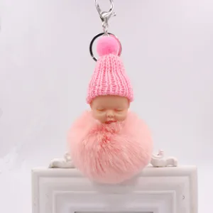 Niedlicher schlafender Babypuppe Pom-Pom Schlüsselanhänger Plüsch Anhänger Detailansicht.