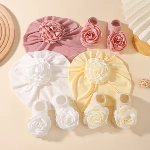Joli ensemble bonnet et chaussettes bébé avec grande fleur, tissu doux pour les tout-petits