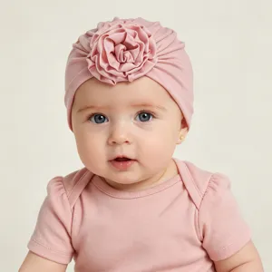 Adorable turban rose pour bébé avec grande fleur en tissu et body assorti pour un look mignon.
