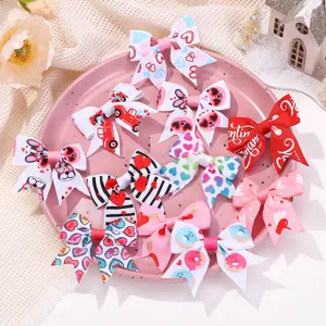 Detailansicht bunter Kinder-Haarspangen mit festlichen Valentinstags-Schleifendesigns.