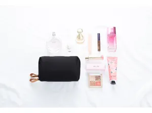 Schwarze Kosmetiktasche für Reisen, tragbarer Make-up-Organizer mit Lederzipper.