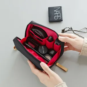 Tragbare Mini-Reise-Make-up-Tasche mit rosa Innenfutter und mehreren Fächern für den Alltag.