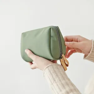 Minimalistische salbeifrüne Kosmetiktasche tragbare Reise Make-up Tasche täglicher Organizer.