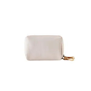 Minimalistische tragbare Kosmetiktasche und Reisetasche mit Reißverschluss und praktischem Griff.