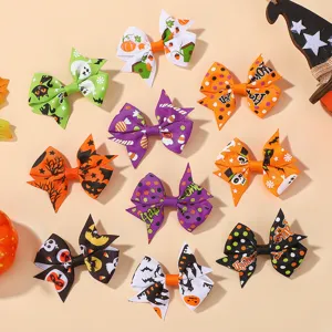 Detailansicht verschiedener bunter Halloween-Schleifen-Haarspangen für Mädchen.