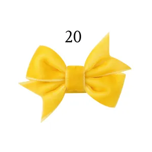 Detailansicht einer gelben Samt Schleife Haarspange, einfarbiges Kinder Haarschmuck Design.