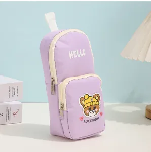 Detalle de estuche de lona morada, bonita bolsa de papelería de oso con doble cremallera.