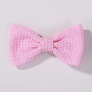 Nahaufnahme der weichen Waffelstruktur dieser rosa Kinderschleifen Haarspange