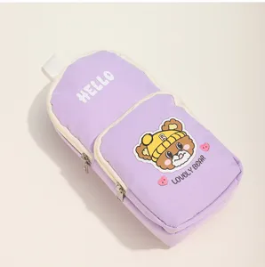 Primer plano detallado del estuche morado de doble capa con bonito diseño de oso de dibujos.