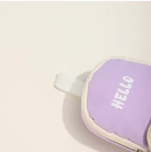 Detalle de primer plano del estuche de lona violeta con cremallera blanca y estampado.