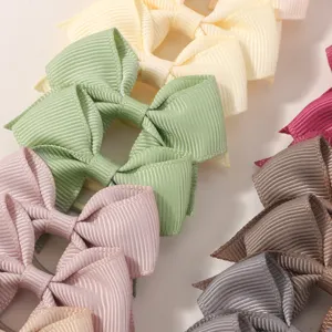 Detailopname van kleurrijke haarelastiekjes met grosgrain strikken voor kinderen