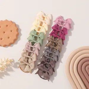 Detailweergave van kleurrijke strik haarwokkels van grosgrain lint in zachte pasteltinten