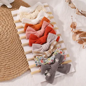 Detail met verschillende kleuren en patronen van schattige baby nylon strik hoofdbanden