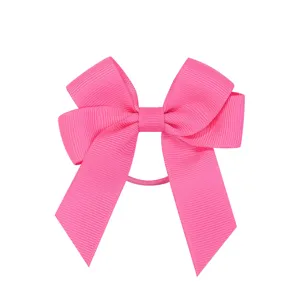 Primo piano di un elastico per capelli con doppio fiocco in gros-grain rosa brillante