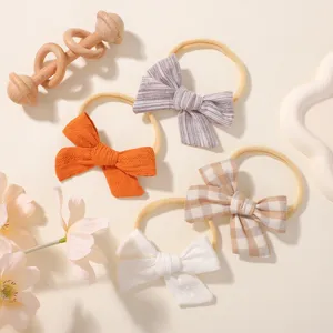 Detailopname van vier schattige baby haarbanden met strikjes in diverse patronen