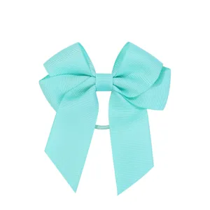 Vista dettagliata del fiocco in nastro grosgrain blu tiffany a doppio strato con elastico