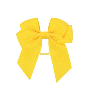 Dettaglio di un fiocco in nastro grosgrain giallo a doppio strato con elastico
