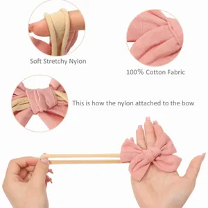 Comfortabele elastische baby nylon hoofdband met een grote zachte roze katoenen strik