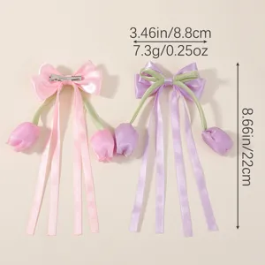 Vista detallada del tamaño de las pinzas para el cabello con lazo de tulipán rosa y morado.