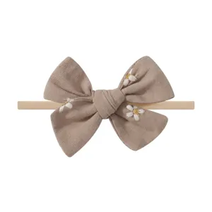 Lieve baby haarband met grote strik en bloemenborduurwerk op elastische nylon band.