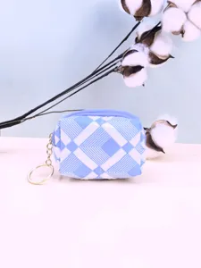 Süße blaue weiße karierte gesteppte Münztasche mit goldenem Schlüsselanhänger für Alltag.