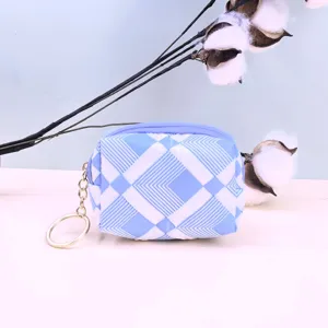 Blau-weiße geometrische Karomuster Stoff Münzbörse mit goldenem Schlüsselanhänger, Mini Etui.