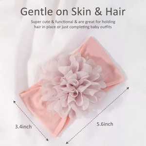 Vista dettagliata della fascia in nylon rosa per neonati con fiore e misura 5,6 pollici