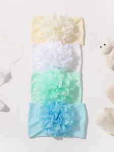 Primo piano di quattro fasce per capelli in nylon con grandi fiori in chiffon in colori pastello.