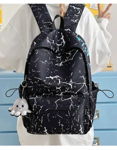 Vue arrière d'un sac à dos en nylon avec motif élégant de fissures de glace blanches