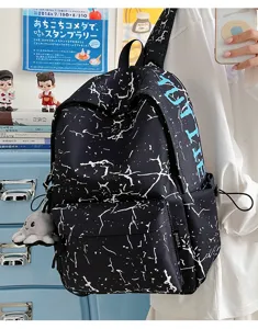 Vue détaillée du sac à dos d'écolier en nylon à motif craquelé de glace avec logo latéral.
