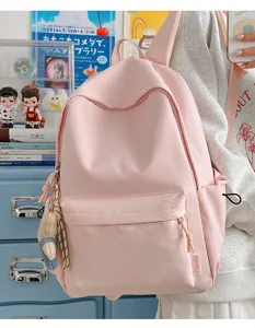 Minimalistische Japanse ins-stijl studentenrugzak in zuurstokroze met een schattige beer