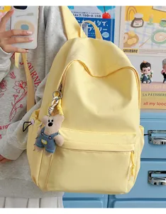 Detailweergave van een gele Japanse rugzak voor studenten met een schattige beer