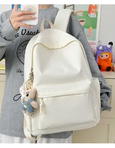 Minimalistische witte Japanse stijl rugzak voor studenten in een schoolomgeving