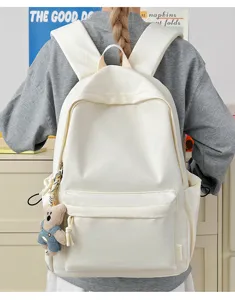 Minimalistische witte schoolrugzak van achteren getoond op een model met een schattige beer-hanger