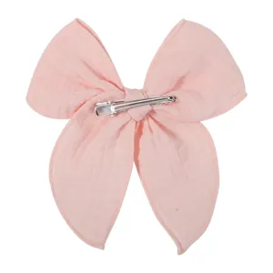 Rückansicht der silbernen Krokodilklemme an der rosa Stoffschleife für Mädchen