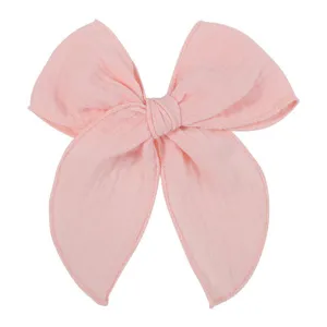 Große rosa Schleife Haarklammer aus Musselin für Mädchen, elegantes Haar-Accessoire.