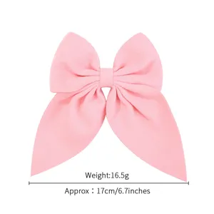 Dettaglio molletta per capelli grande fiocco in raso rosa, elegante accessorio per capelli.