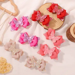 Dichtbij van kleurrijke kinderhaarklemmen met pailletten vlinderstrikjes en glitter