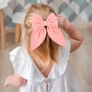 Dettaglio fermaglio per capelli con grande fiocco in raso per bambini, accessorio carino.