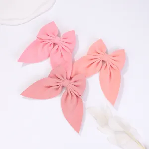 Primo piano dettagliato di simpatici fermagli per capelli con fiocco in tessuto rosa, eleganti.