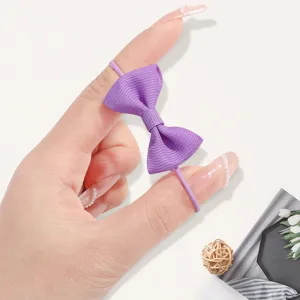 Primo piano dell'elastico per capelli viola con fiocco, trama ed elasticità