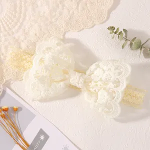 Gros plan sur un bandeau en dentelle pour bébé avec des motifs floraux élégants