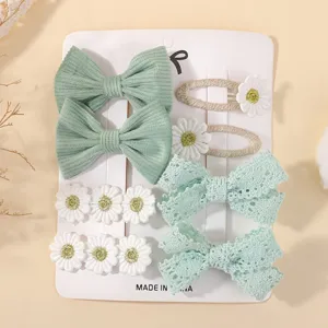 Set de 10 pinzas para el pelo para niños con lazos de pana verde y margaritas blancas