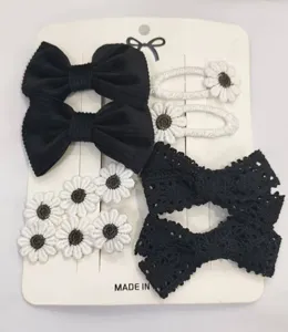 Vista detallada de un conjunto de horquillas para el pelo con lazos negros y margaritas
