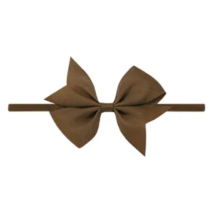 Bandeau pour enfants avec nœud marron en ruban gros-grain sur bande élastique.